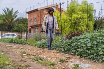 Aspecto del camino por donde pasan muchos vecinos del barrio para llegar más de hora a su casa.