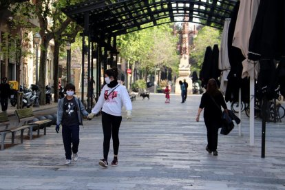 La avenida Gaudí de Barcelona con niños paseando durante la primera salida desde el inicio del confinamiento.