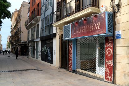 Un tramo de la calle Sant Agustí de Tarragona donde se pueden ver hasta tres locales comerciales cerrados