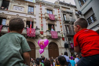 L'Àliga de Valls sortint al balcó de l'Ajuntament i convidant tothom a gaudir de la festa.