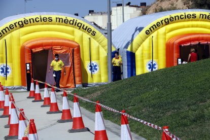 Carpas instaladas por el SEM en Alcarràs para poder hacer un cribado masivo.