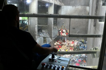 La plataforma de descarga y el depósito de residuos de la incineradora de Tarragona, vista desde la posición elevada del operario de la grúa.