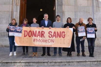 Imagen de la presentación del Maratón de Donantes de Sangre, este martes, delante del Ayuntamiento de Tarragona.