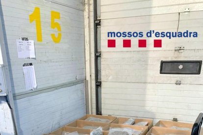 La droga, repartida en 21 paquets, estava oculta entre la mercaderia del tràiler i tenia un valor d'1,5 MEUR al mercat negre.