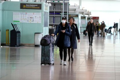 Imagen de viajeros en la Terminal 1 del aeropuerto del Prat el 18 de marzo.