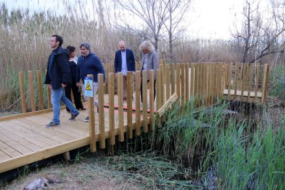 Pla general del pas flotant instal·lat per salvar un dels ullals en la ruta circular per l'interior de l'espai.