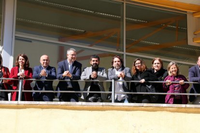 El conseller de Treball, Chakir el Homrani; i de l'alcalde de Tarragona, Pau Ricomà, entre altres autoritats, en la visita al complex de l'antiga Ciutat de Repòs de Tarragona.