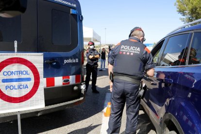 Un control de mossos por el confinamiento del Segrià en el acceso al A-2 por la salida de la AP-2, en Soses, en el límite con la Franja.