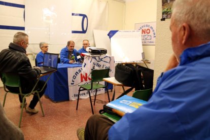 Primer pla d'un membre de la PDE seguint la roda de premsa que han fet els portaveus.