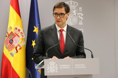 Pla mitjà del ministre de Sanitat, Salvador Illa, en roda de premsa per informar sobre el coronavirus.