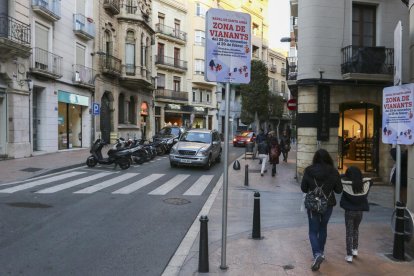 L'accés de cotxes i motos no es permet entre les 11 i les 21 h.