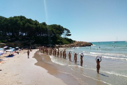 La cadena, en la playa.