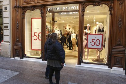 L'aparador de la tenda Intimissimi amb descomptes de fins al 50%.