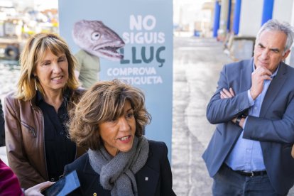 Abad, a l'esquerra, amb un lluç després de la presentació de la campanya del correcte etiquetatge.