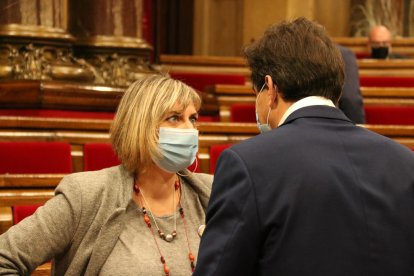 La consellera Alba Vergés conversa amb el president del grup d'ERC.