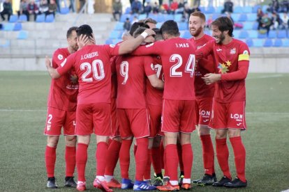 Els jugadors de la Nucía celebren un gol marcat a casa aquesta temporada, en un feu on ningú, a banda d'ells, ha pogut guanyar.