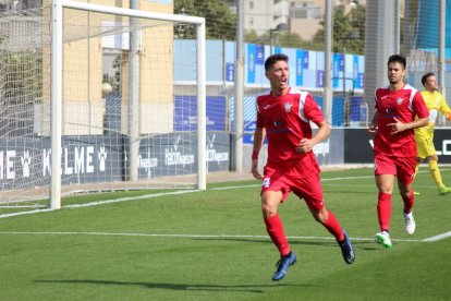 Sergio Montero, celebrant un dels dos gols que ha marcat en Lliga amb la samarreta del Prat.