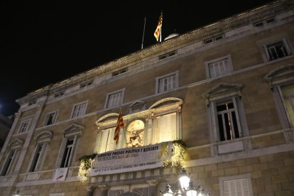 Fachada del Palau de la Generalitat con la pancarta que ha llevado a Torra en la inhabilitación y la bandera española descolgada.