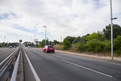 Part dels terrenys del PP1, a tocar de l'N-240, on s'ubicarà l'àrea de servei amb la gasolinera.