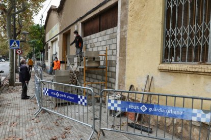 Una de les naus tapiades i, en segon terme, la que resta habitada.