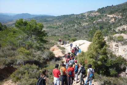 Un grup d'excursionistes al Parc Natural de Monsant en una imatge d'arxiu.