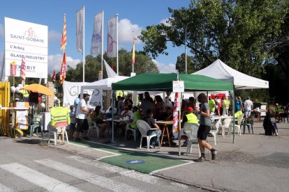 Treballadors de la fàbrica Saint-Gobain a l'Arboç aplegats en un esmorzar reivindicatiu per denunciar el tancament d'una de les seves divisions