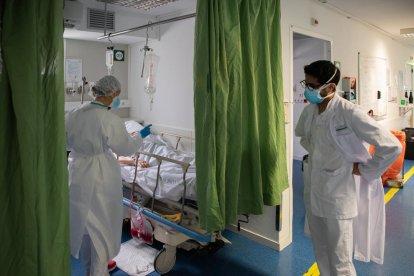 Professionals sanitaris atenen malalts de coronavirus a l'Hospital Clínic.