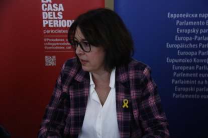 Pla mitjà de la eurodiputada, Diana Riba, en una trobada amb la premsa al Col·legi de Periodistes.