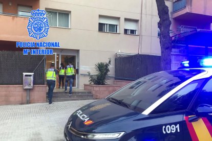 Agentes de la policía accediendo al edificio pone había uno de los pisos utilizado por la organización.