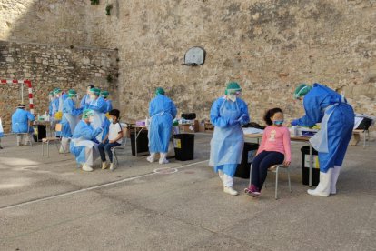 Imatge d'arxiu del pati de l'escola Remolins de Tortosa durant proves PCR a alumnes en el marc del cribratge per detectar contagis de covid-19.