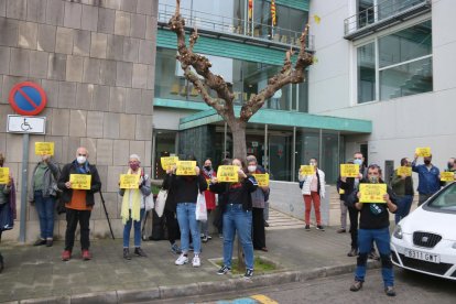 Els concentrats davant dels Jutjats de Figueres donant suport als investigats.