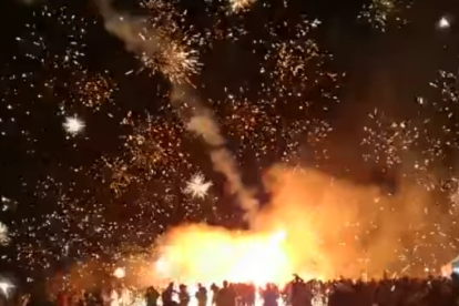 La explosión del coat dentro de la hoguera provocó que salieran las chispas disparadas hacia el público.