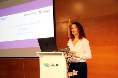 La consellera de Turisme de Tarragona, Laura Castel, durant la presentació del pla de contingència turístic