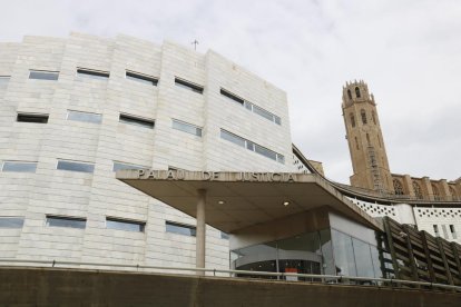 Els jutjats de Lleida, des de l'entrada a l'Audiència, amb la Seu Vella darrere.