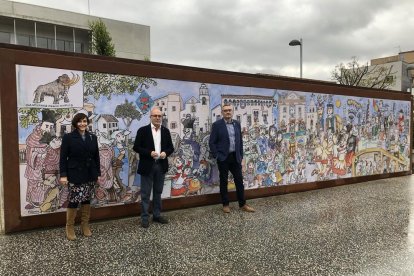 El mural en el moment de ser descobert per part de l'alcalde, Roc Muñoz.