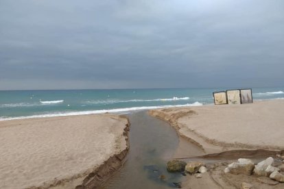 El vertido de aguas residuales ha llegado al mar.