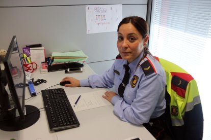 La jefa del Grupo central de atención a la víctima, Andrea Garcia, en su despacho del Complejo Central del cuerpo de Mossos d'Esquadra