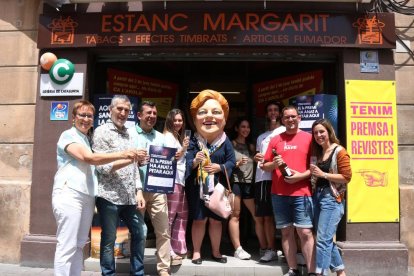 Plano general de los propietarios, trabajadores y miembros de la familia Margarit celebrando el premio de la Grossa de Sant Joan.