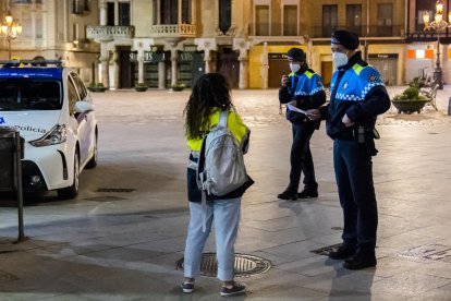 La policia ha vigilat aquesta nit que els carrers estiguessin buits.