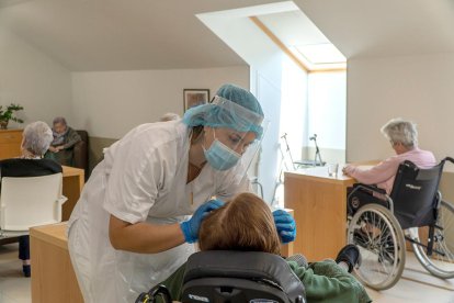 Les residències hauran de fer proves diàries al personal i als residents.