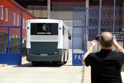 El autocar con los presos independentistas, entrando en la prisión de Zuera.