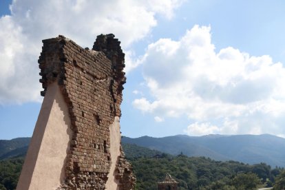 La planta del castell medieval del Brull (Osona) amb l'església al fons