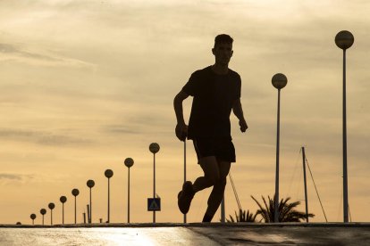 Imagen de archivo de un hombre haciendo deporte en un paseo.