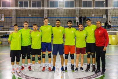 Part del primer equip del Club Voleibol Sant Pere i Sant Pau que lluitarà per portar el trofeu cap a la ciutat.