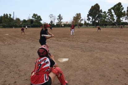 El viernes, los jugadores del Wolves hizo los primeros bateos en su nuevo campo en la Laboral.