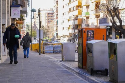 L'Ajuntament no ha aprofitat les obres per fer desaparèixer els contenidors de brossa soterrats.