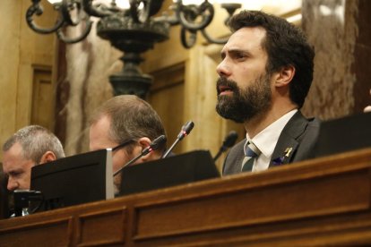 El presidente del Parlamento, Roger Torrent, en el momento de votar el presupuesto de la cámara el 4 de marzo del 2020