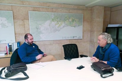 El concejal de Territorio y el presidente de la CET y Madre Terra, en la reunión de ayer en el Ayuntamiento.