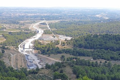 Vista panoràmica de les obres del darrer tram de l'A-27 que inclouen la construcció d'un complex túnel, a cavall entre l'Alt Camp i la Conca de Barberà