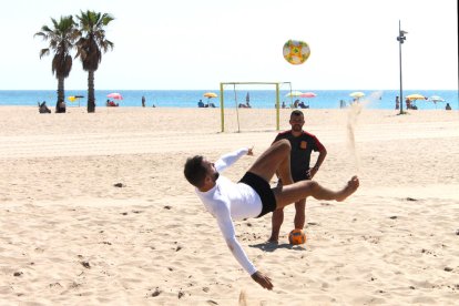 Llorenç Gómez entrenando con Adri Frutos de fondo.